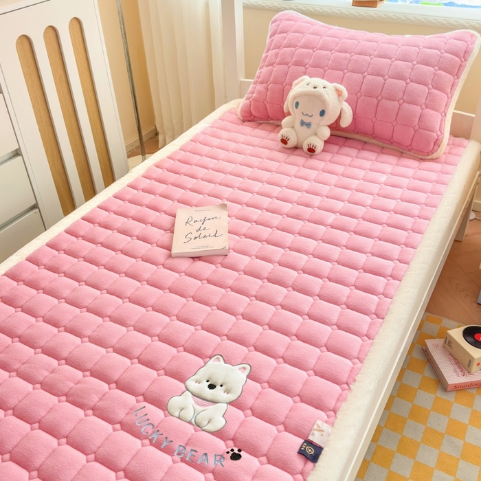 91家纺网 家纺一手货源 找家纺 爱屋及屋 2025新款牛奶绒毛巾绣床垫-学生床 luck狗-粉玉