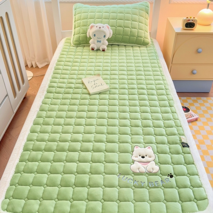 91家纺网 家纺一手货源 找家纺 爱屋及屋 2025新款牛奶绒毛巾绣床垫-学生床 luck狗-草绿