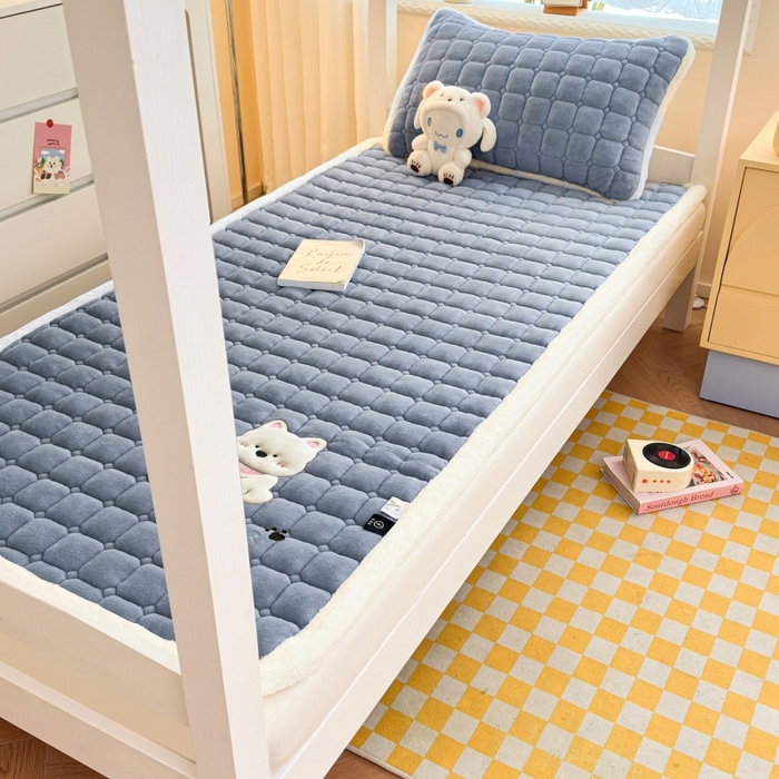 91家纺网 家纺一手货源 找家纺 爱屋及屋 2025新款牛奶绒毛巾绣床垫-学生床 luck狗-浅灰