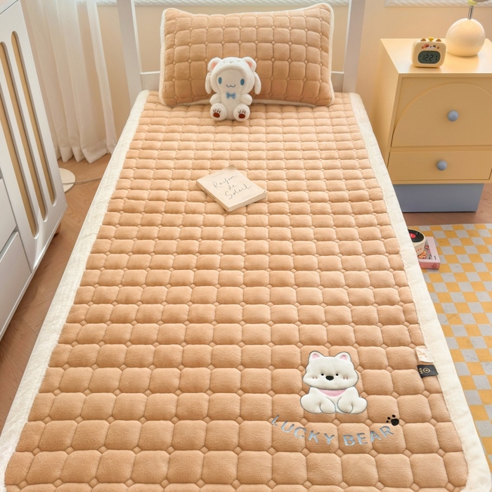 91家纺网 家纺一手货源 找家纺 爱屋及屋 2025新款牛奶绒毛巾绣床垫-学生床 luck狗-卡其