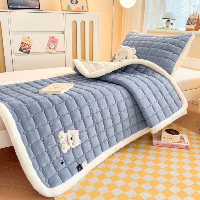 91家纺网 家纺一手货源 找家纺 爱屋及屋 2025新款牛奶绒毛巾绣床垫-学生床 luck狗-浅灰