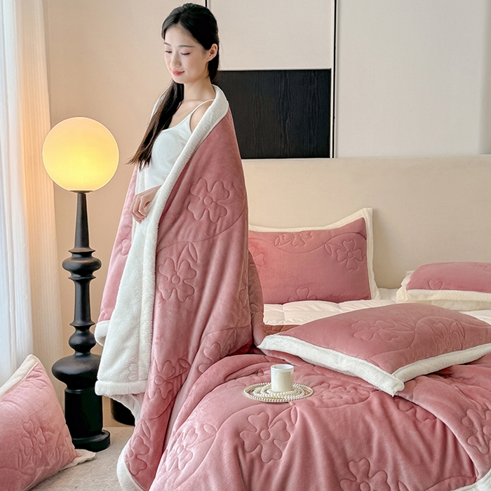 91家纺网 家纺一手货源 找家纺 雅诗帛 2025新款A类加厚加绒婴儿绒北极绒羽丝棉三层夹棉盖毯 半糖粉【双面绒夹棉】