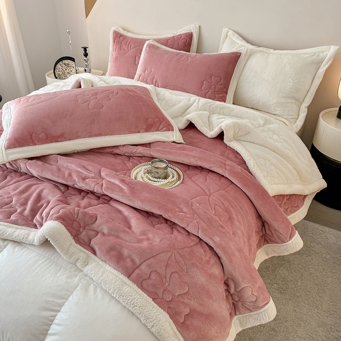 91家纺网 家纺一手货源 找家纺 雅诗帛 2025新款A类加厚加绒婴儿绒北极绒羽丝棉三层夹棉盖毯 半糖粉【双面绒夹棉】