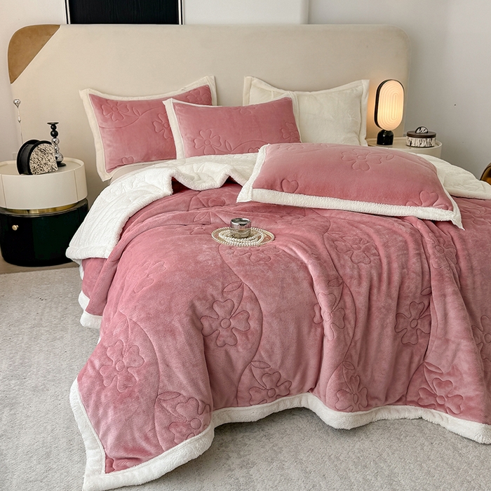 91家纺网 家纺一手货源 找家纺 雅诗帛 2025新款A类加厚加绒婴儿绒北极绒羽丝棉三层夹棉盖毯 半糖粉【双面绒夹棉】