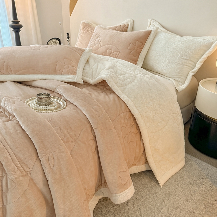 91家纺网 家纺一手货源 找家纺 雅诗帛 2025新款A类加厚加绒婴儿绒北极绒羽丝棉三层夹棉盖毯 拿铁咖【双面绒夹棉】