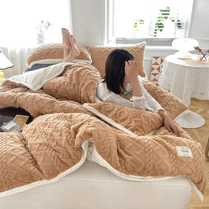 91家纺网 家纺一手货源 找家纺 雅诗帛 冬季加绒四件套云朵绒法莱绒牛奶绒雕花绒水晶绒塔芙绒毛毯学生宿舍保暖加绒加厚珊瑚绒双面绒 焦糖