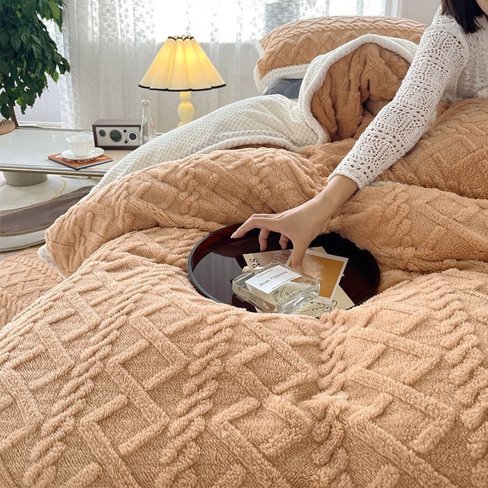 91家纺网 家纺一手货源 找家纺 雅诗帛 冬季加绒四件套云朵绒法莱绒牛奶绒雕花绒水晶绒塔芙绒毛毯学生宿舍保暖加绒加厚珊瑚绒双面绒 焦糖