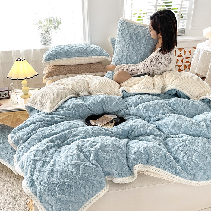 91家纺网 家纺一手货源 找家纺 雅诗帛 冬季加绒四件套云朵绒法莱绒牛奶绒雕花绒水晶绒塔芙绒毛毯学生宿舍保暖加绒加厚珊瑚绒双面绒 冰蓝