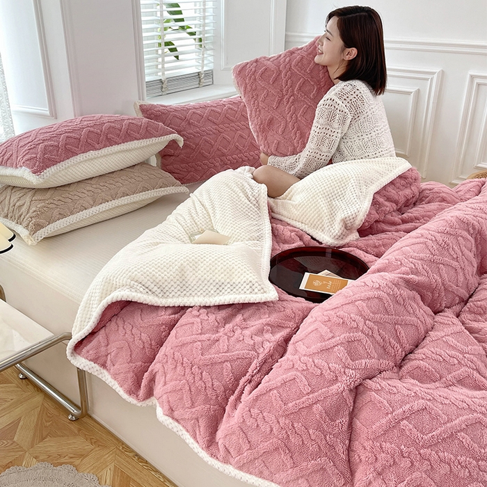 91家纺网 家纺一手货源 找家纺 雅诗帛 冬季加绒四件套云朵绒法莱绒牛奶绒雕花绒水晶绒塔芙绒毛毯学生宿舍保暖加绒加厚珊瑚绒双面绒 桃粉