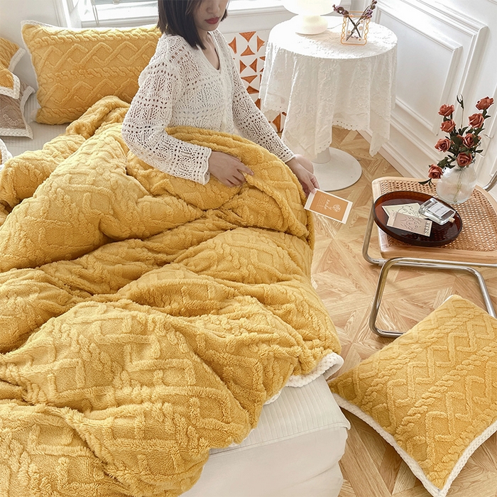 91家纺网 家纺一手货源 找家纺 雅诗帛 冬季加绒四件套云朵绒法莱绒牛奶绒雕花绒水晶绒塔芙绒毛毯学生宿舍保暖加绒加厚珊瑚绒双面绒 姜黄