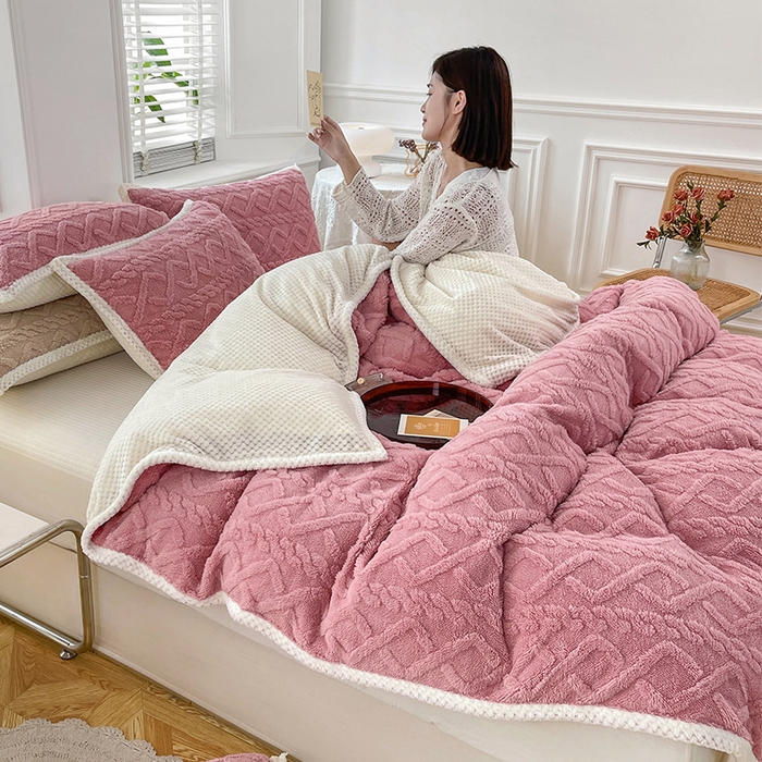 91家纺网 家纺一手货源 找家纺 雅诗帛 冬季加绒四件套云朵绒法莱绒牛奶绒雕花绒水晶绒塔芙绒毛毯学生宿舍保暖加绒加厚珊瑚绒双面绒 桃粉