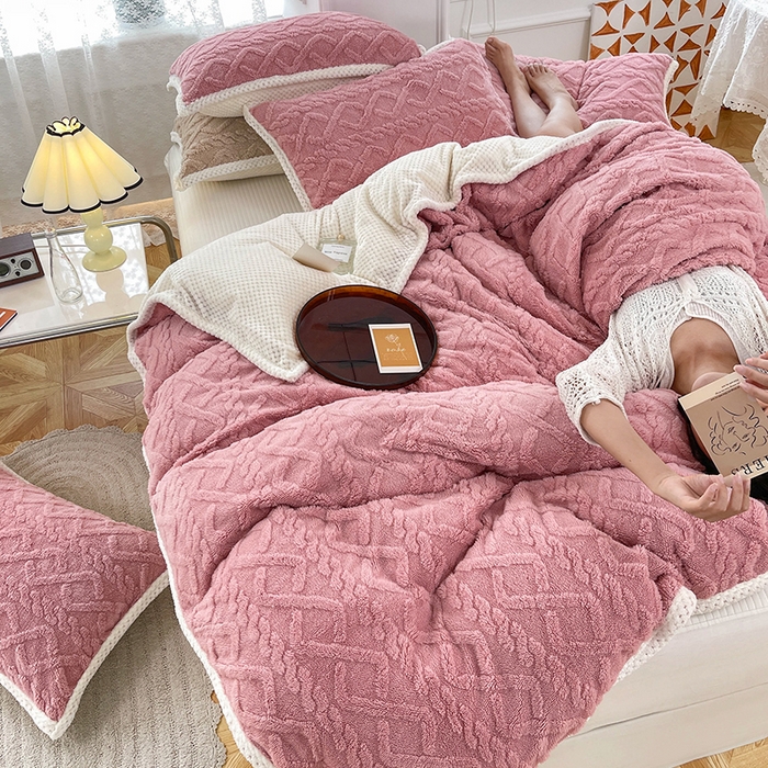 91家纺网 家纺一手货源 找家纺 雅诗帛 冬季加绒四件套云朵绒法莱绒牛奶绒雕花绒水晶绒塔芙绒毛毯学生宿舍保暖加绒加厚珊瑚绒双面绒 桃粉