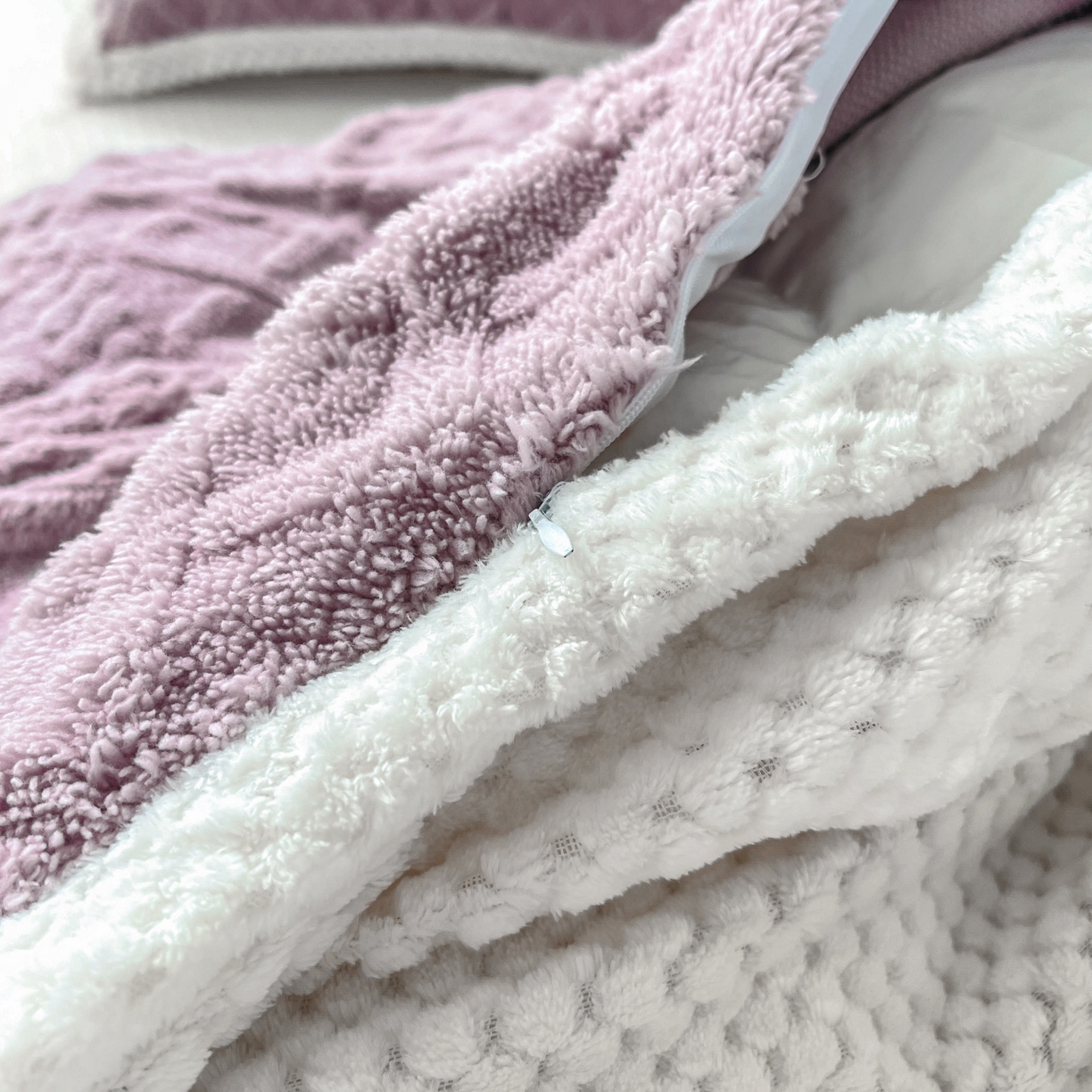 91家纺网 家纺一手货源 找家纺 雅诗帛 冬季加绒四件套云朵绒法莱绒牛奶绒雕花绒水晶绒塔芙绒毛毯学生宿舍保暖加绒加厚珊瑚绒双面绒 芋紫