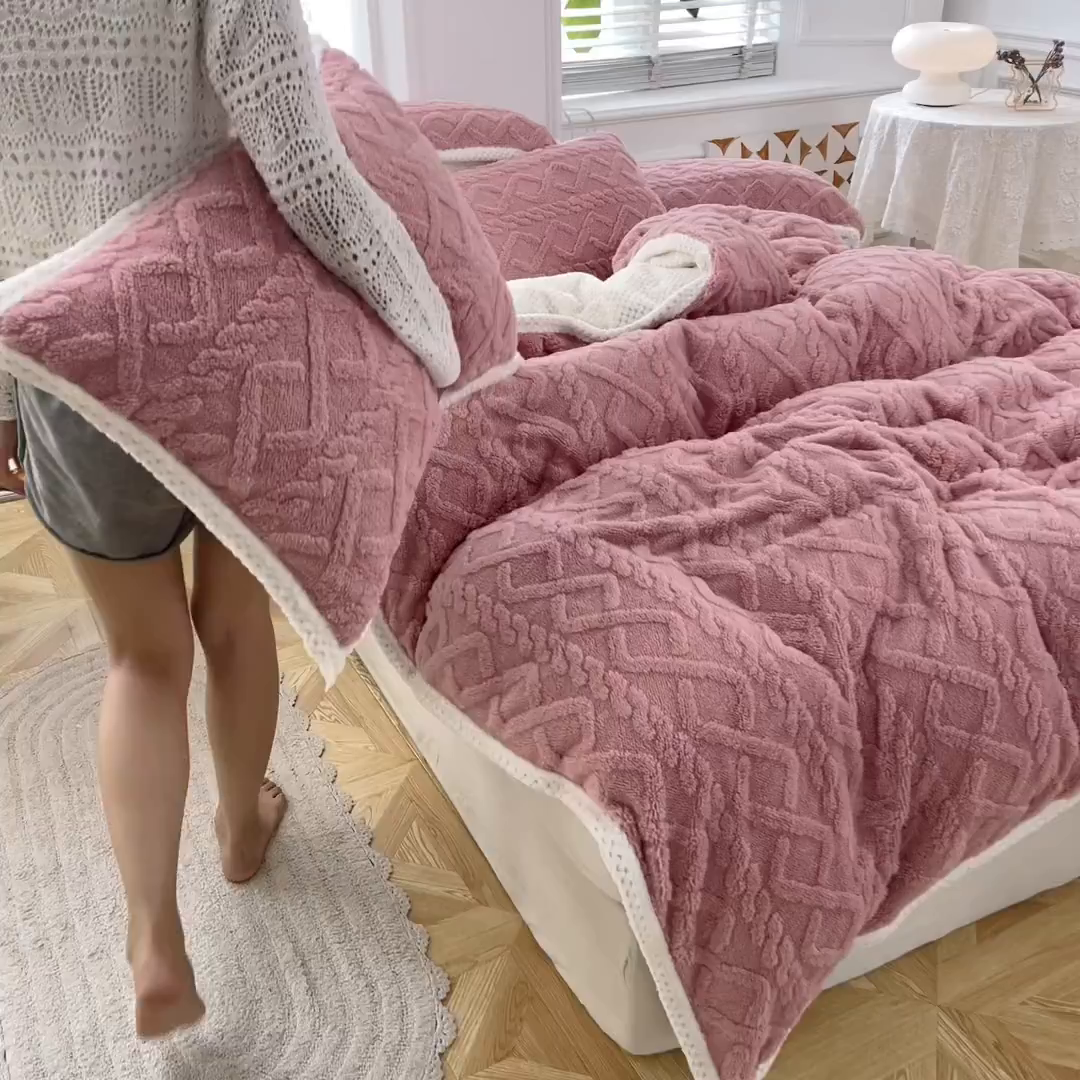 91家纺网 家纺一手货源 找家纺 雅诗帛 冬季加绒四件套云朵绒法莱绒牛奶绒雕花绒水晶绒塔芙绒毛毯学生宿舍保暖加绒加厚珊瑚绒双面绒 桃粉