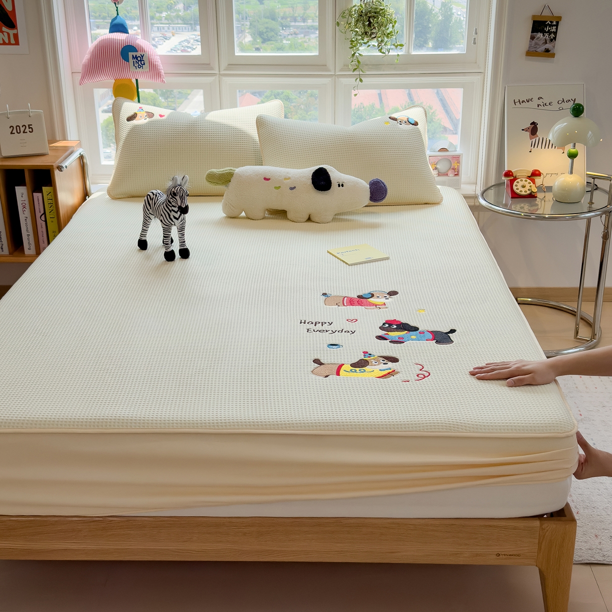 91家纺网 家纺一手货源 找家纺 雅诗帛 2025新款华夫格夹棉刺绣床笠单品卡通可爱学生宿舍单品单床笠床罩 开心小狗-淡雅黄