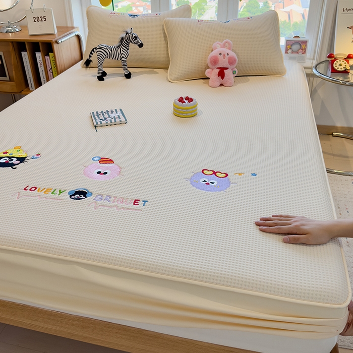 91家纺网 家纺一手货源 找家纺 （总）雅诗帛 2025新款华夫格夹棉刺绣床笠单品卡通可爱学生宿舍单品单床笠床罩