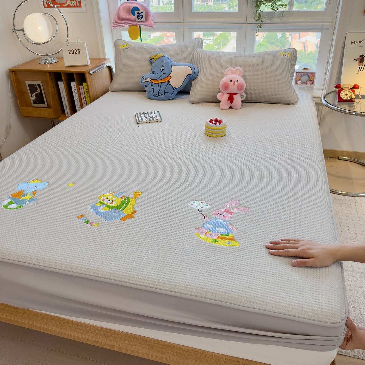 91家纺网 家纺一手货源 找家纺 （总）雅诗帛 2025新款华夫格夹棉刺绣床笠单品卡通可爱学生宿舍单品单床笠床罩