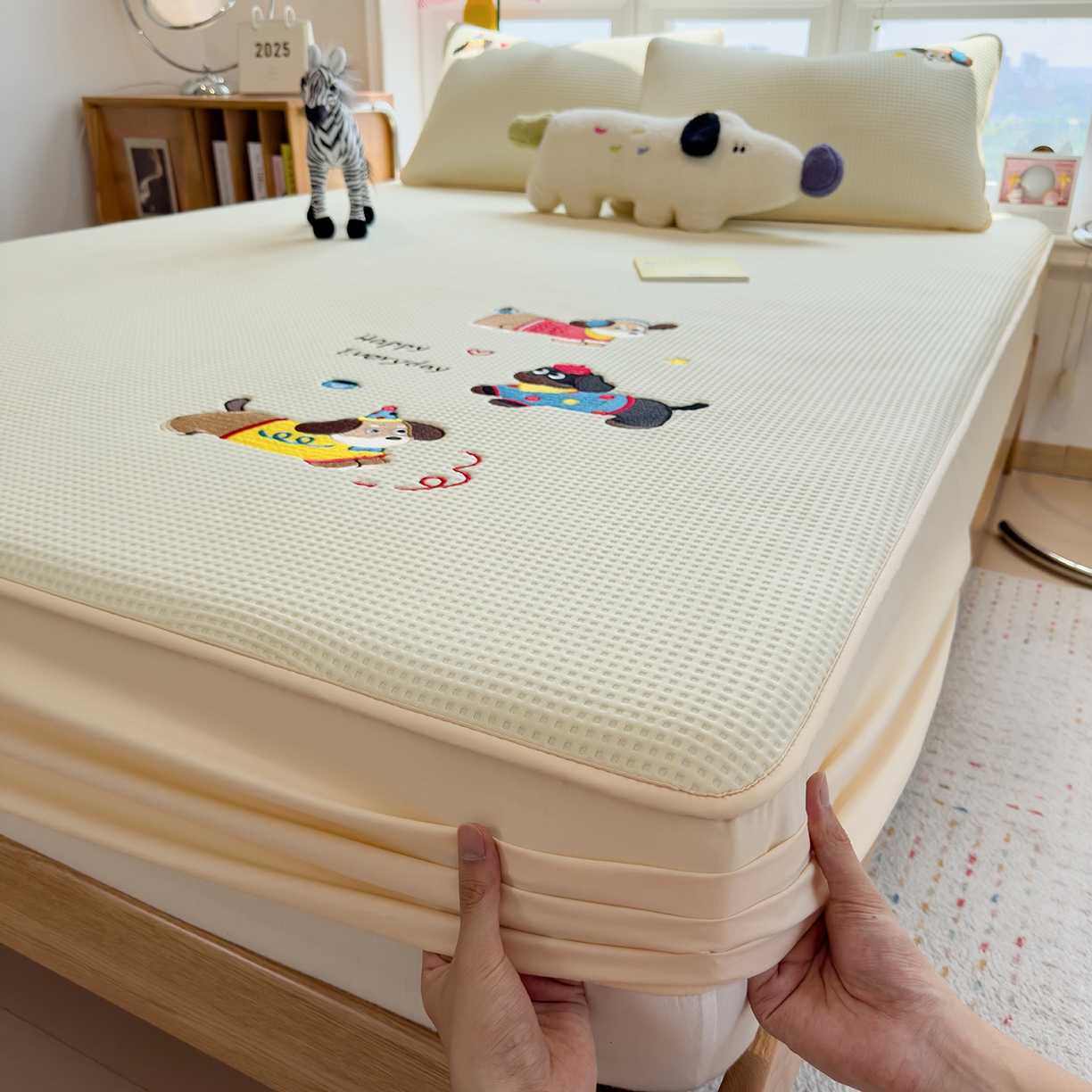 91家纺网 家纺一手货源 找家纺 雅诗帛 2025新款华夫格夹棉刺绣床笠单品卡通可爱学生宿舍单品单床笠床罩 开心小狗-淡雅黄