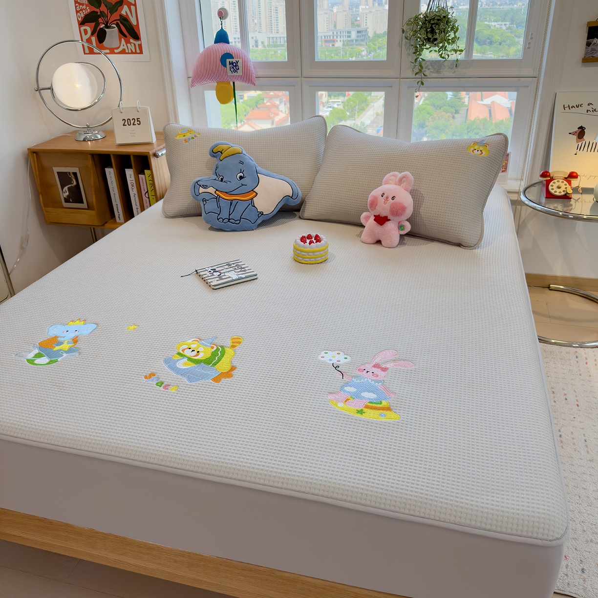 91家纺网 家纺一手货源 找家纺 雅诗帛 2025新款华夫格夹棉刺绣床笠单品卡通可爱学生宿舍单品单床笠床罩 童话小伙伴-云绒灰