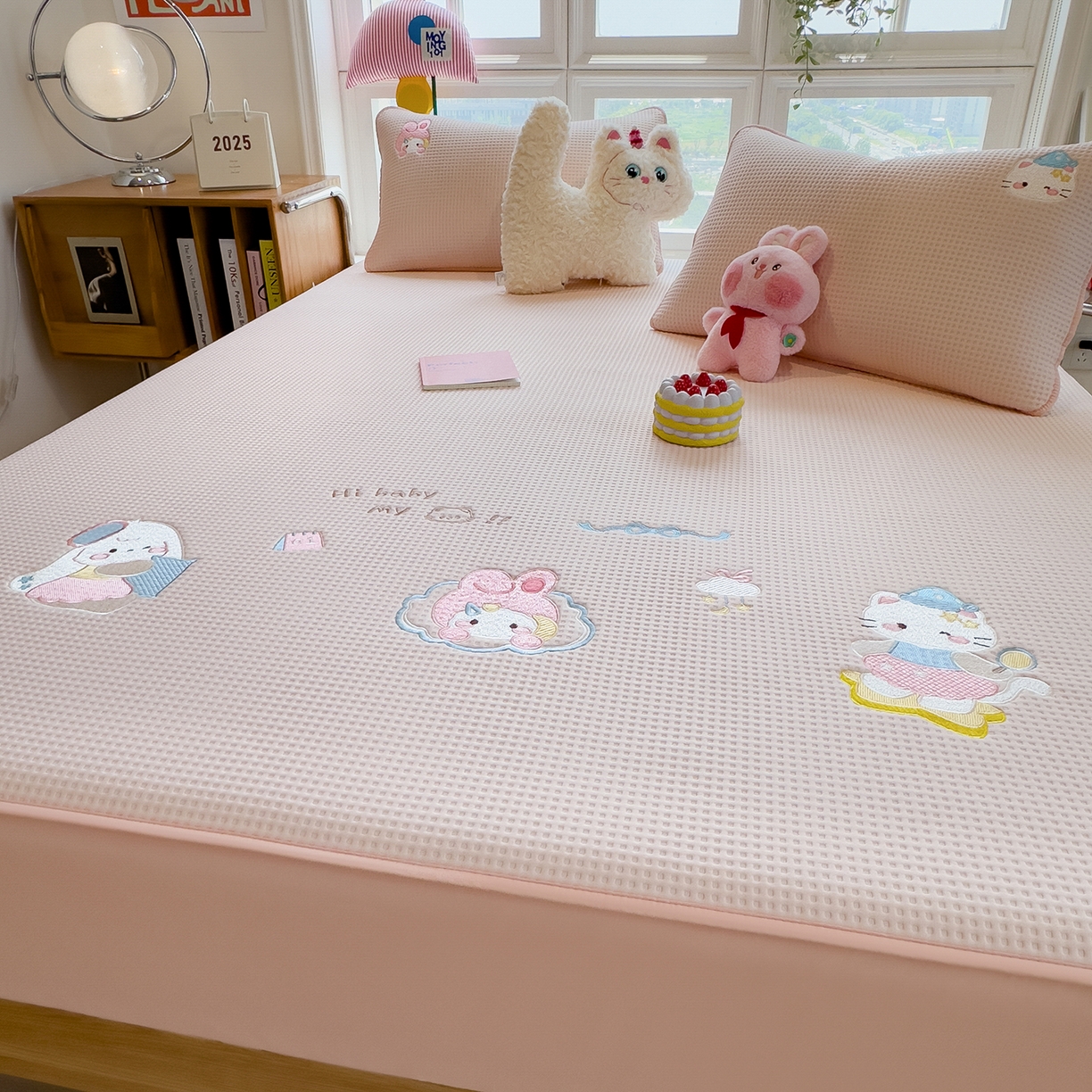 91家纺网 家纺一手货源 找家纺 雅诗帛 2025新款华夫格夹棉刺绣床笠单品卡通可爱学生宿舍单品单床笠床罩 萌兔蒂-樱雾粉