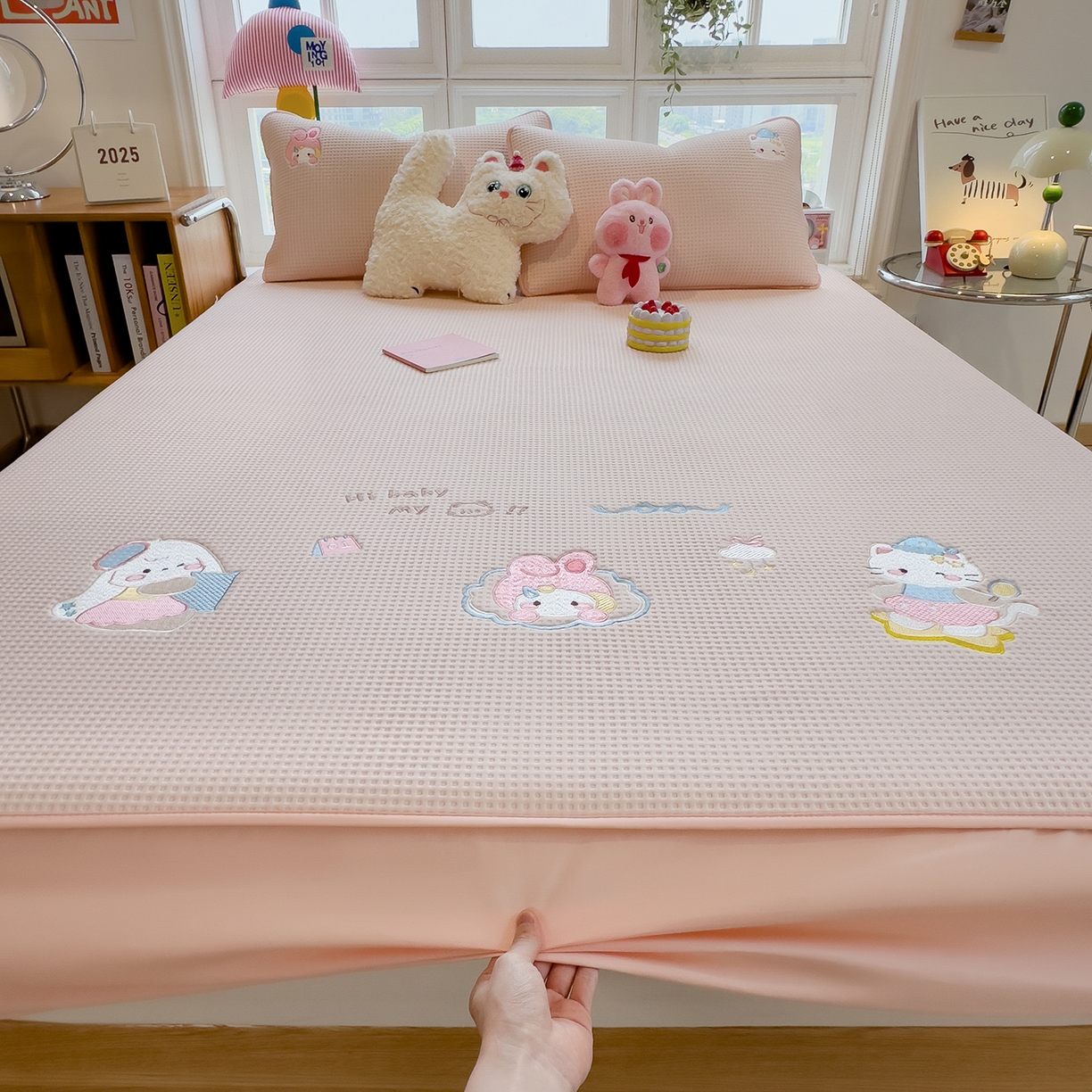 91家纺网 家纺一手货源 找家纺 雅诗帛 2025新款华夫格夹棉刺绣床笠单品卡通可爱学生宿舍单品单床笠床罩 萌兔蒂-樱雾粉