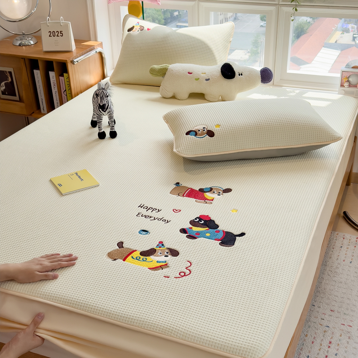 91家纺网 家纺一手货源 找家纺 雅诗帛 2025新款华夫格夹棉刺绣床笠单品卡通可爱学生宿舍单品单床笠床罩 开心小狗-淡雅黄