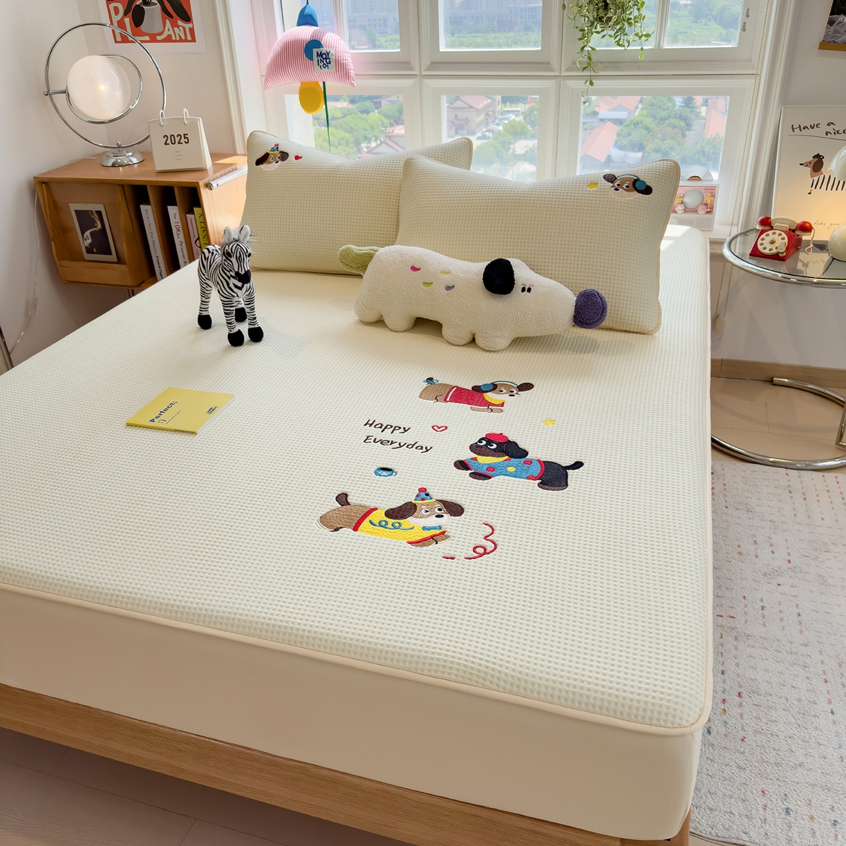 91家纺网 家纺一手货源 找家纺 雅诗帛 2025新款华夫格夹棉刺绣床笠单品卡通可爱学生宿舍单品单床笠床罩 开心小狗-淡雅黄