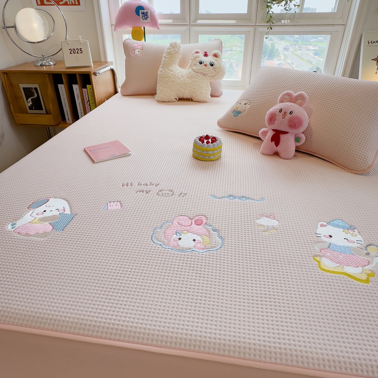 91家纺网 家纺一手货源 找家纺 雅诗帛 2025新款华夫格夹棉刺绣床笠单品卡通可爱学生宿舍单品单床笠床罩 萌兔蒂-樱雾粉