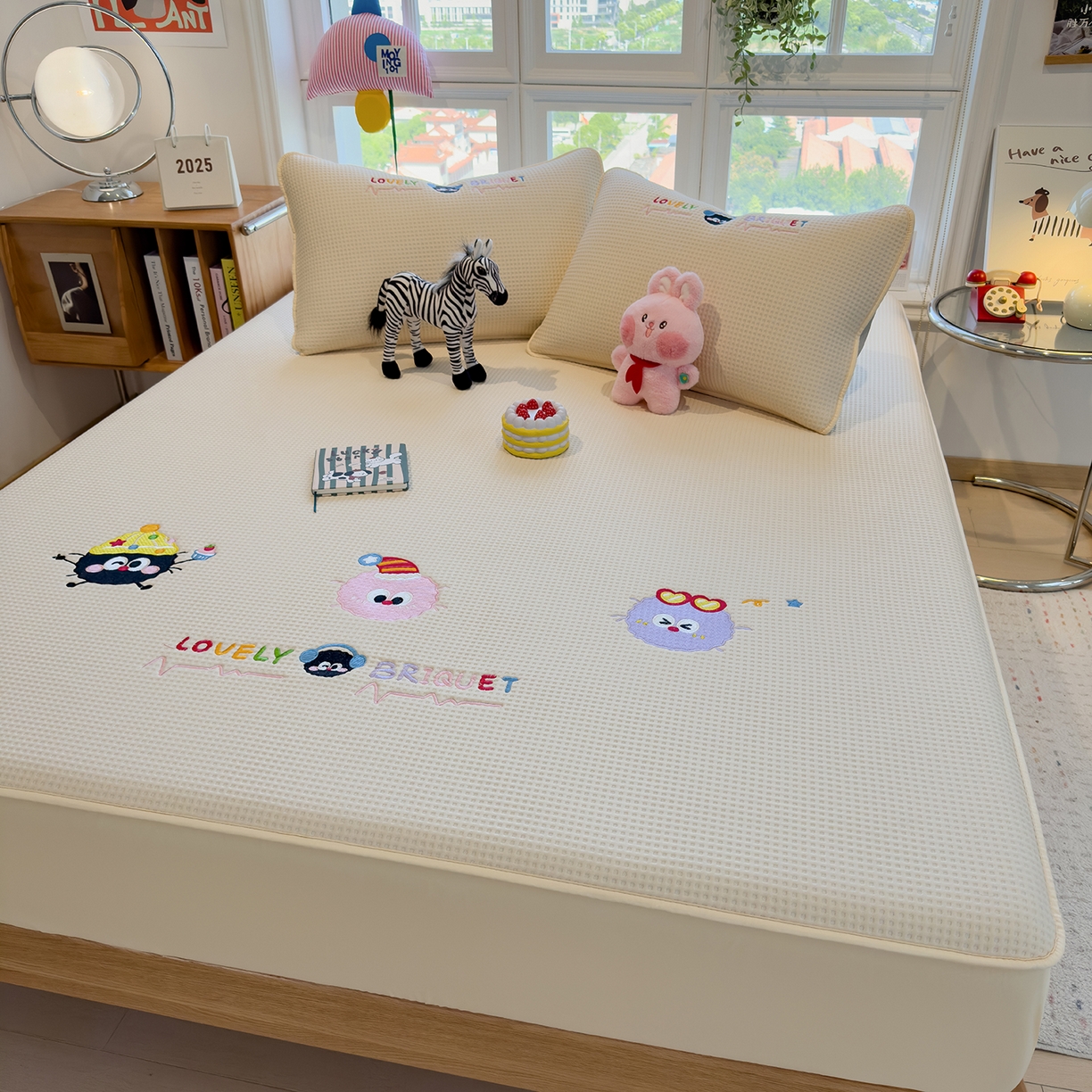 91家纺网 家纺一手货源 找家纺 （总）雅诗帛 2025新款华夫格夹棉刺绣床笠单品卡通可爱学生宿舍单品单床笠床罩