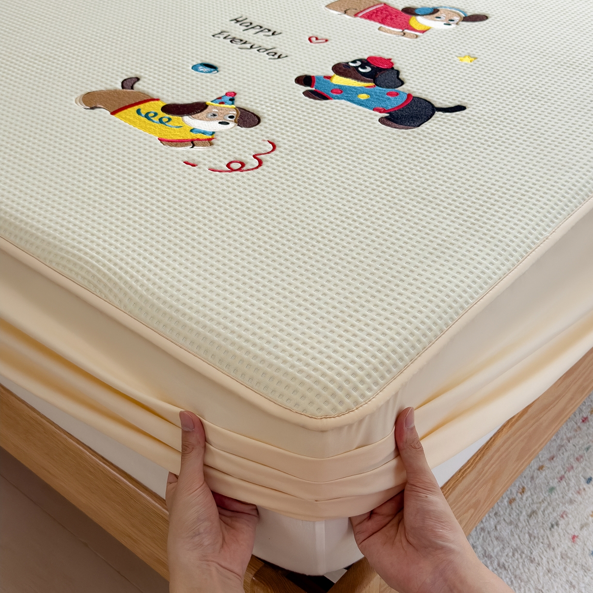 91家纺网 家纺一手货源 找家纺 雅诗帛 2025新款华夫格夹棉刺绣床笠单品卡通可爱学生宿舍单品单床笠床罩 开心小狗-淡雅黄