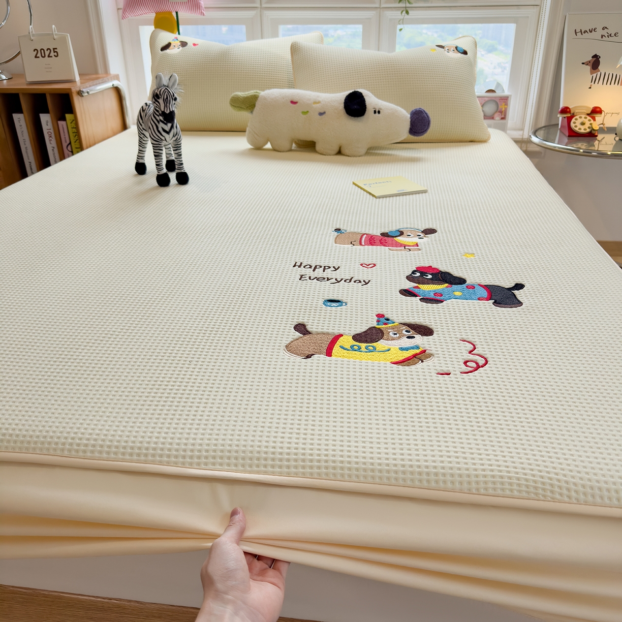 91家纺网 家纺一手货源 找家纺 雅诗帛 2025新款华夫格夹棉刺绣床笠单品卡通可爱学生宿舍单品单床笠床罩 开心小狗-淡雅黄