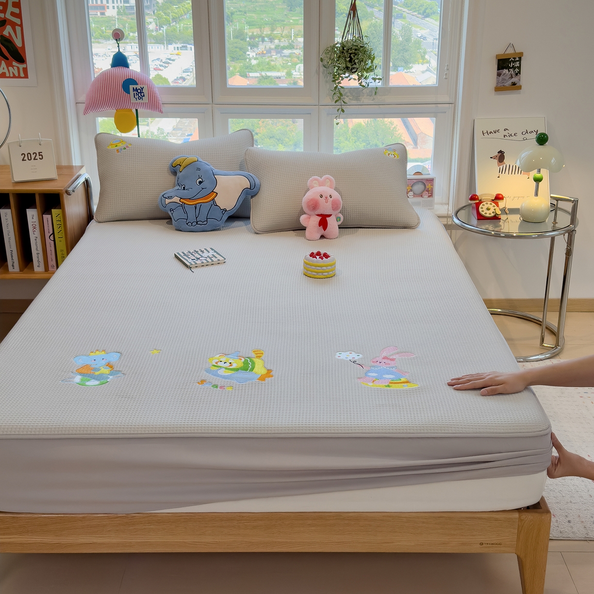 91家纺网 家纺一手货源 找家纺 雅诗帛 2025新款华夫格夹棉刺绣床笠单品卡通可爱学生宿舍单品单床笠床罩 童话小伙伴-云绒灰