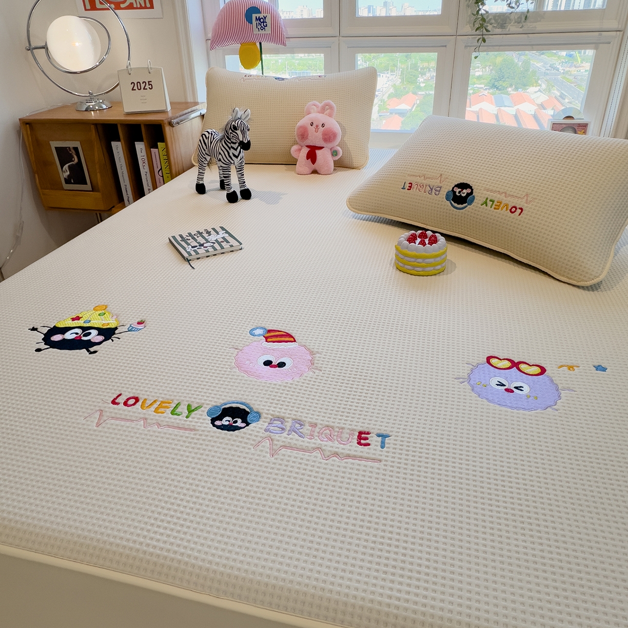 91家纺网 家纺一手货源 找家纺 （总）雅诗帛 2025新款华夫格夹棉刺绣床笠单品卡通可爱学生宿舍单品单床笠床罩