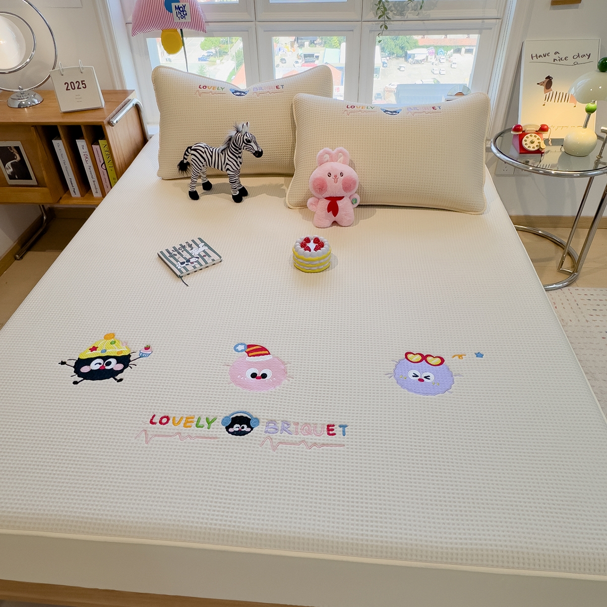 91家纺网 家纺一手货源 找家纺 （总）雅诗帛 2025新款华夫格夹棉刺绣床笠单品卡通可爱学生宿舍单品单床笠床罩