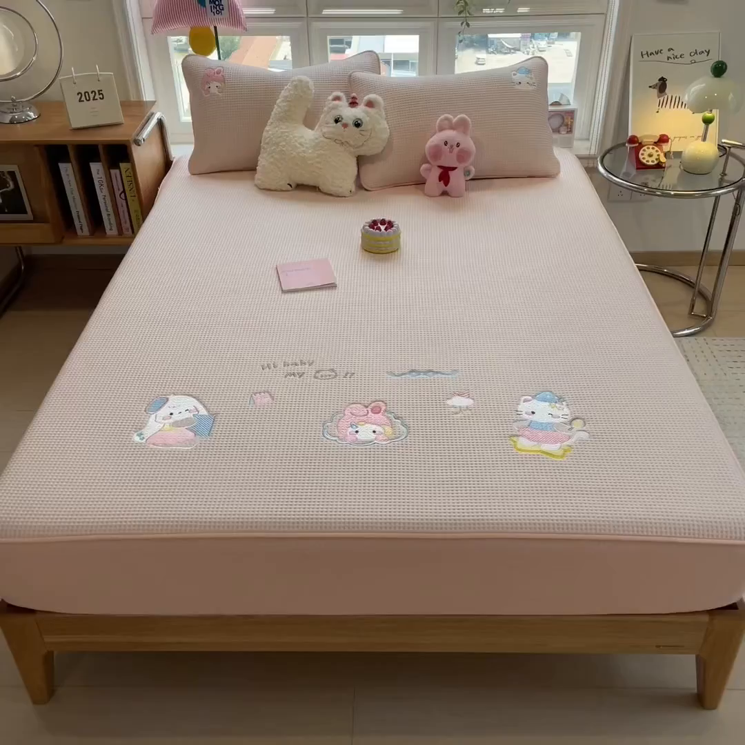 91家纺网 家纺一手货源 找家纺 雅诗帛 2025新款华夫格夹棉刺绣床笠单品卡通可爱学生宿舍单品单床笠床罩 萌兔蒂-樱雾粉