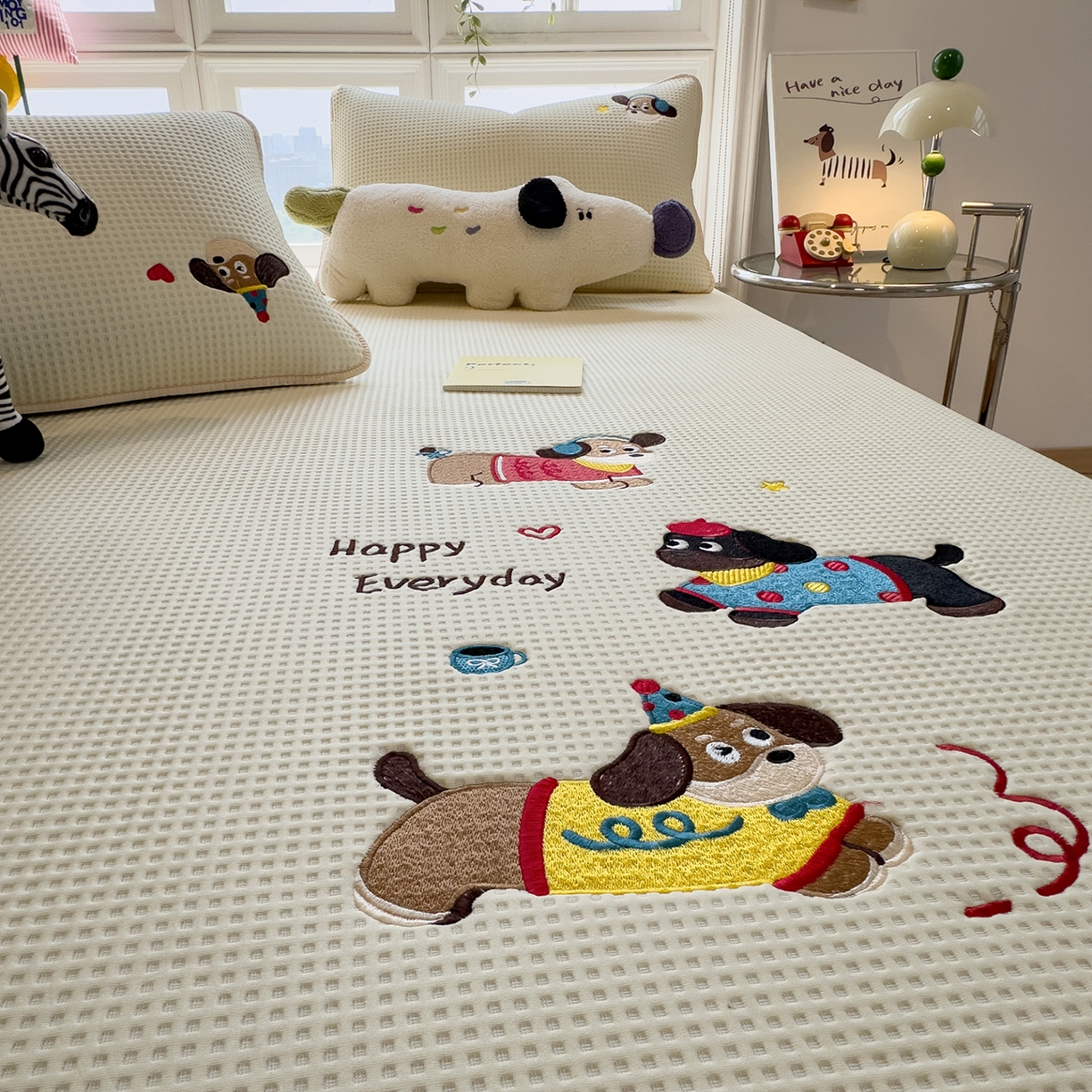 91家纺网 家纺一手货源 找家纺 雅诗帛 2025新款华夫格夹棉刺绣床笠单品卡通可爱学生宿舍单品单床笠床罩 开心小狗-淡雅黄