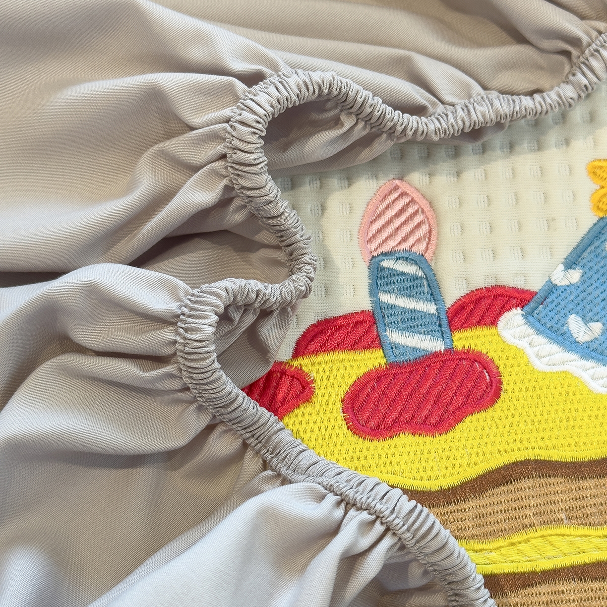 91家纺网 家纺一手货源 找家纺 雅诗帛 2025新款华夫格夹棉刺绣床笠单品卡通可爱学生宿舍单品单床笠床罩 烘焙童话-云絮白