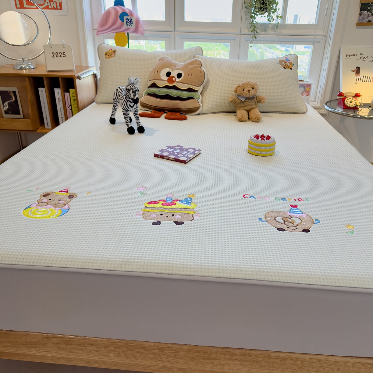 91家纺网 家纺一手货源 找家纺 雅诗帛 2025新款华夫格夹棉刺绣床笠单品卡通可爱学生宿舍单品单床笠床罩 烘焙童话-云絮白