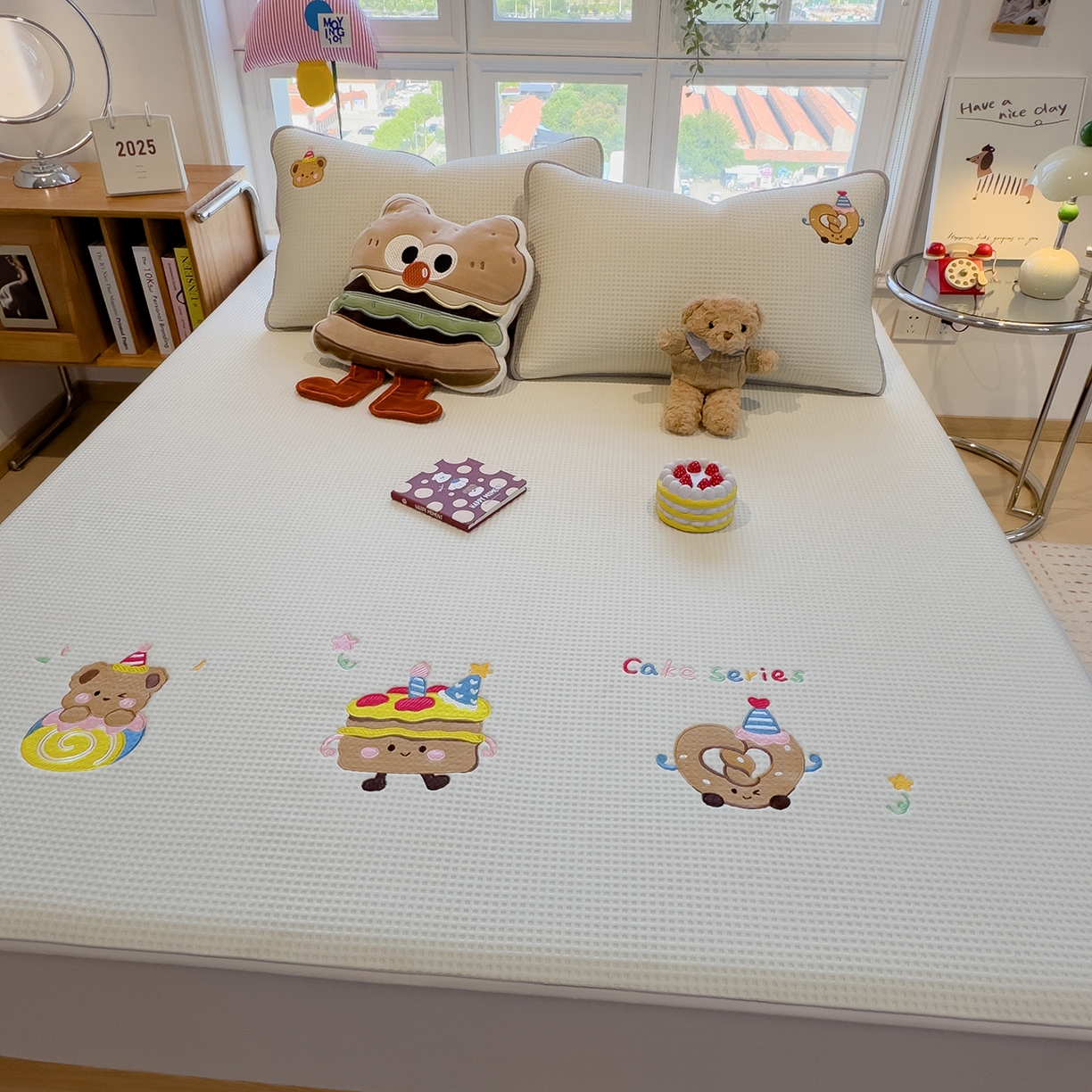 91家纺网 家纺一手货源 找家纺 雅诗帛 2025新款华夫格夹棉刺绣床笠单品卡通可爱学生宿舍单品单床笠床罩 烘焙童话-云絮白