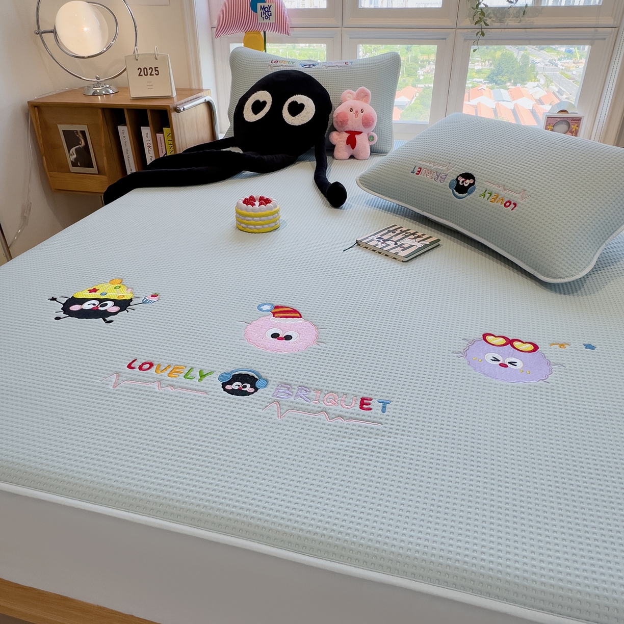 91家纺网 家纺一手货源 找家纺 雅诗帛 2025新款华夫格夹棉刺绣床笠单品卡通可爱学生宿舍单品单床笠床罩 萌趣天地-蓝絮笺