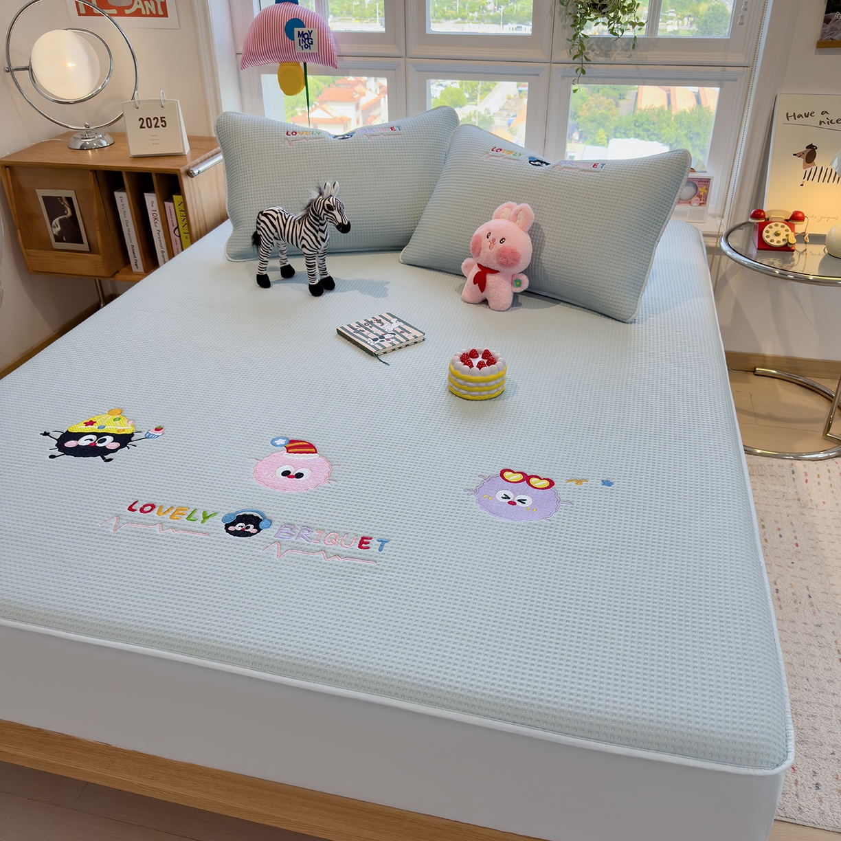 91家纺网 家纺一手货源 找家纺 雅诗帛 2025新款华夫格夹棉刺绣床笠单品卡通可爱学生宿舍单品单床笠床罩 萌趣天地-蓝絮笺