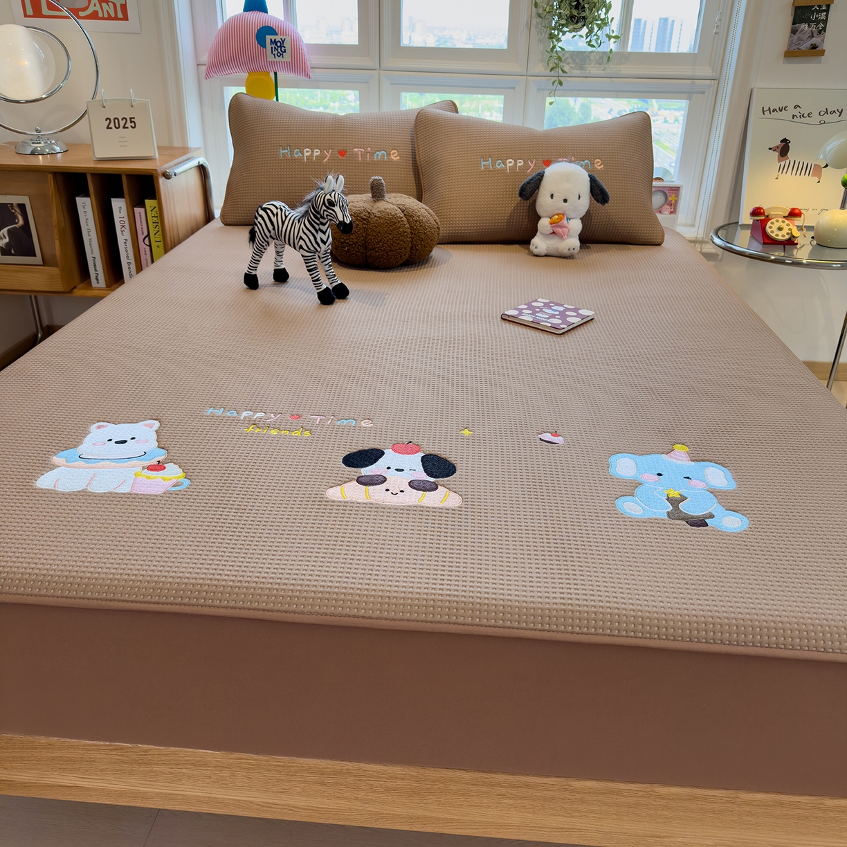 91家纺网 家纺一手货源 找家纺 雅诗帛 2025新款华夫格夹棉刺绣床笠单品卡通可爱学生宿舍单品单床笠床罩 童趣萌宠-焦糖咖