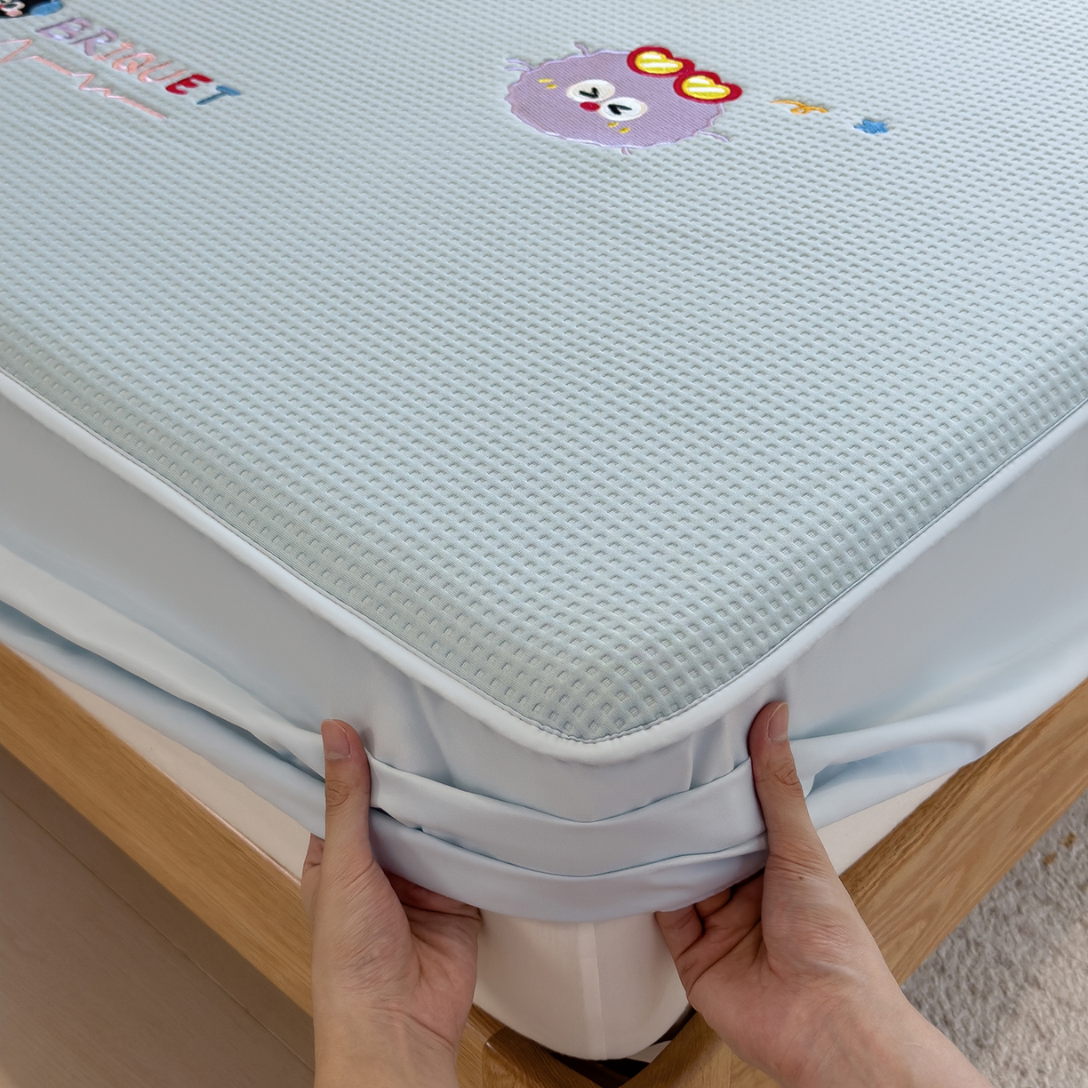 91家纺网 家纺一手货源 找家纺 雅诗帛 2025新款华夫格夹棉刺绣床笠单品卡通可爱学生宿舍单品单床笠床罩 萌趣天地-蓝絮笺