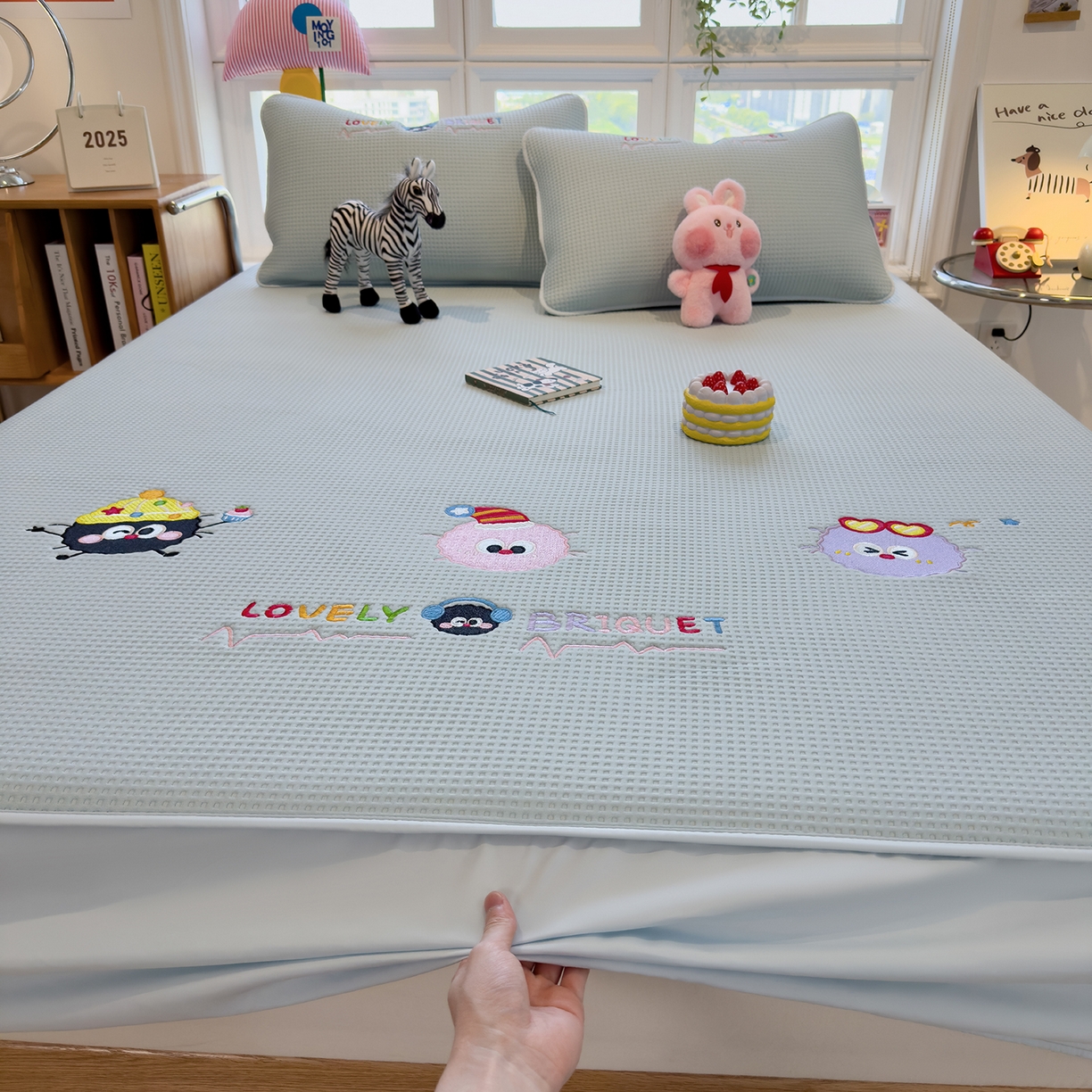 91家纺网 家纺一手货源 找家纺 雅诗帛 2025新款华夫格夹棉刺绣床笠单品卡通可爱学生宿舍单品单床笠床罩 萌趣天地-蓝絮笺