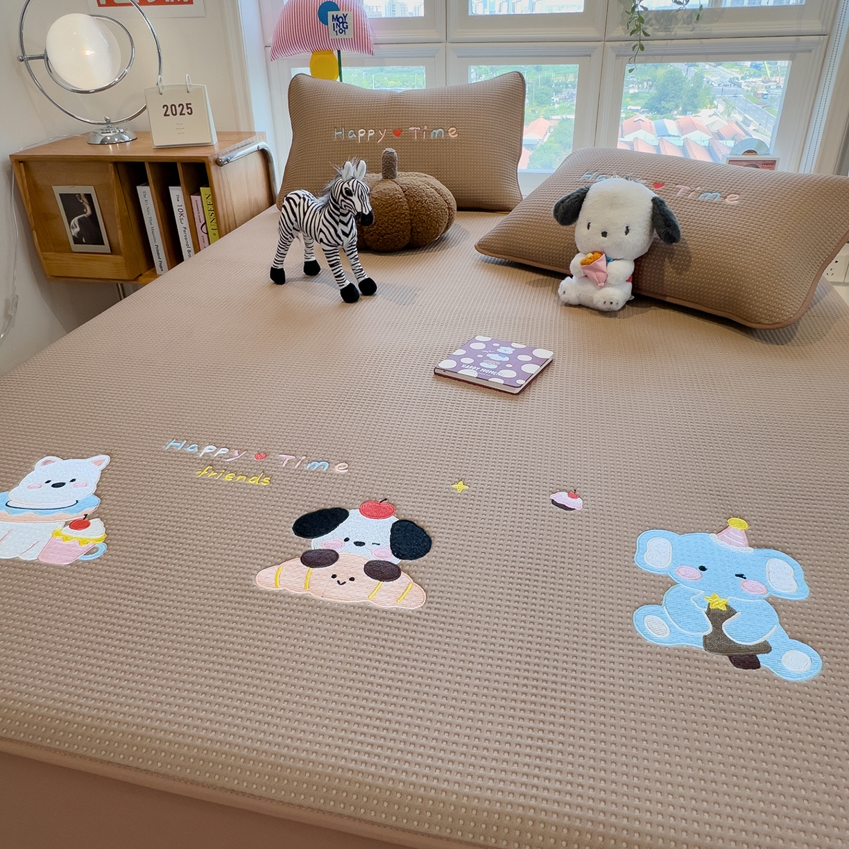 91家纺网 家纺一手货源 找家纺 雅诗帛 2025新款华夫格夹棉刺绣床笠单品卡通可爱学生宿舍单品单床笠床罩 童趣萌宠-焦糖咖