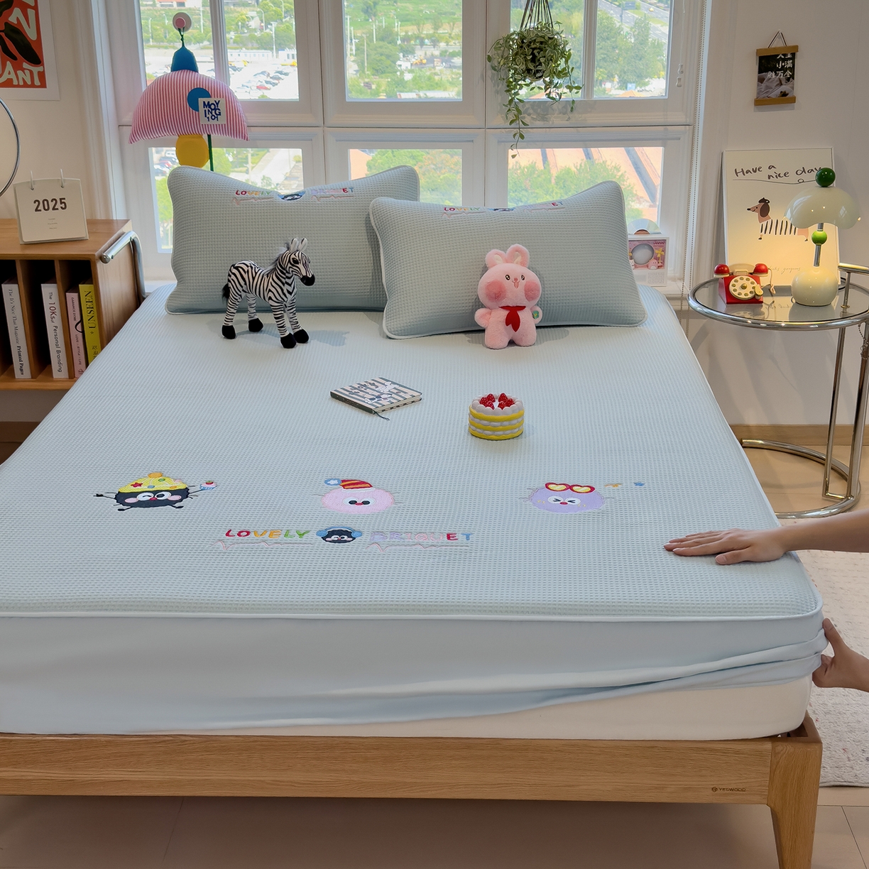 91家纺网 家纺一手货源 找家纺 雅诗帛 2025新款华夫格夹棉刺绣床笠单品卡通可爱学生宿舍单品单床笠床罩 萌趣天地-蓝絮笺