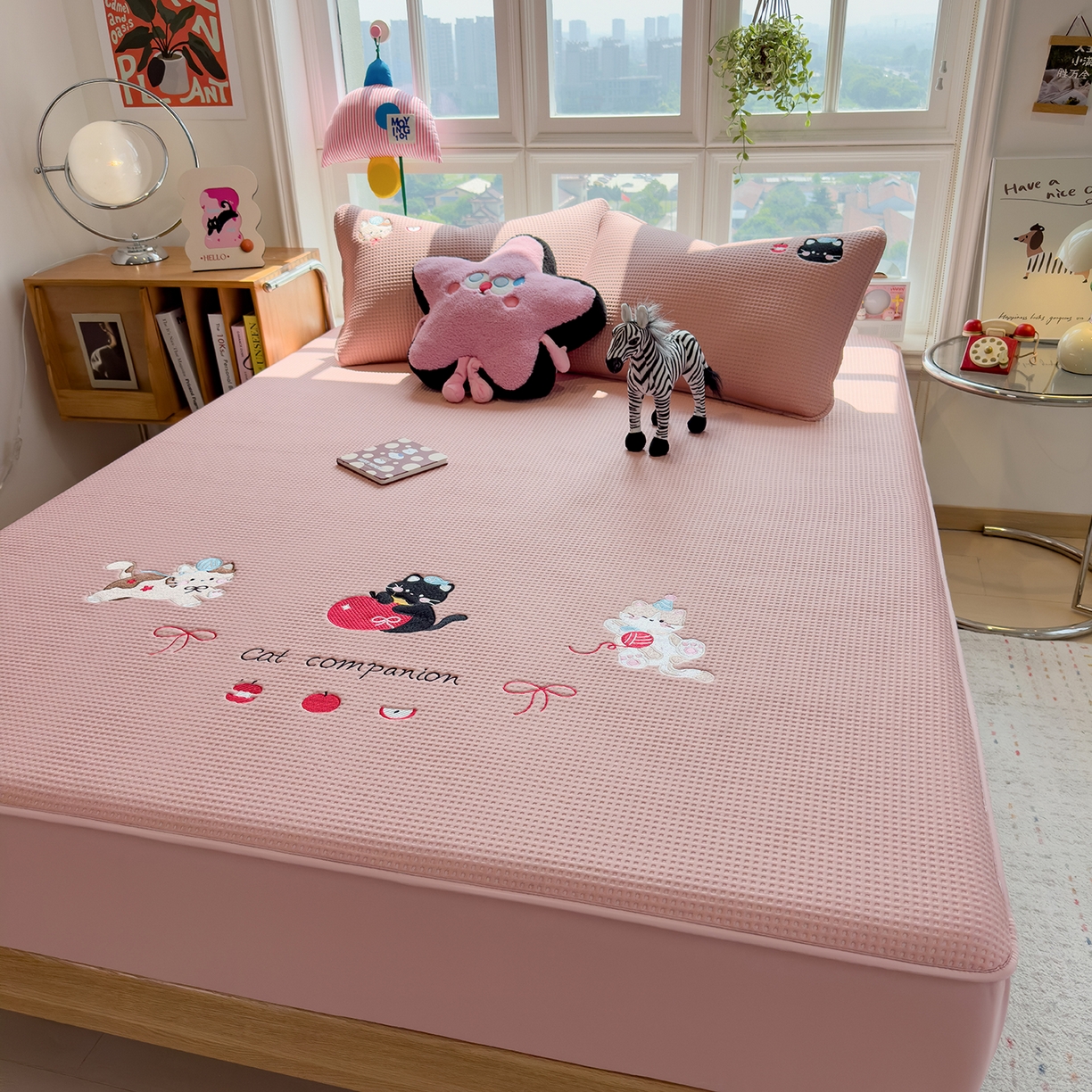 91家纺网 家纺一手货源 找家纺 雅诗帛 2025新款华夫格夹棉刺绣床笠单品卡通可爱学生宿舍单品单床笠床罩 萌趣小猫-雾纱粉
