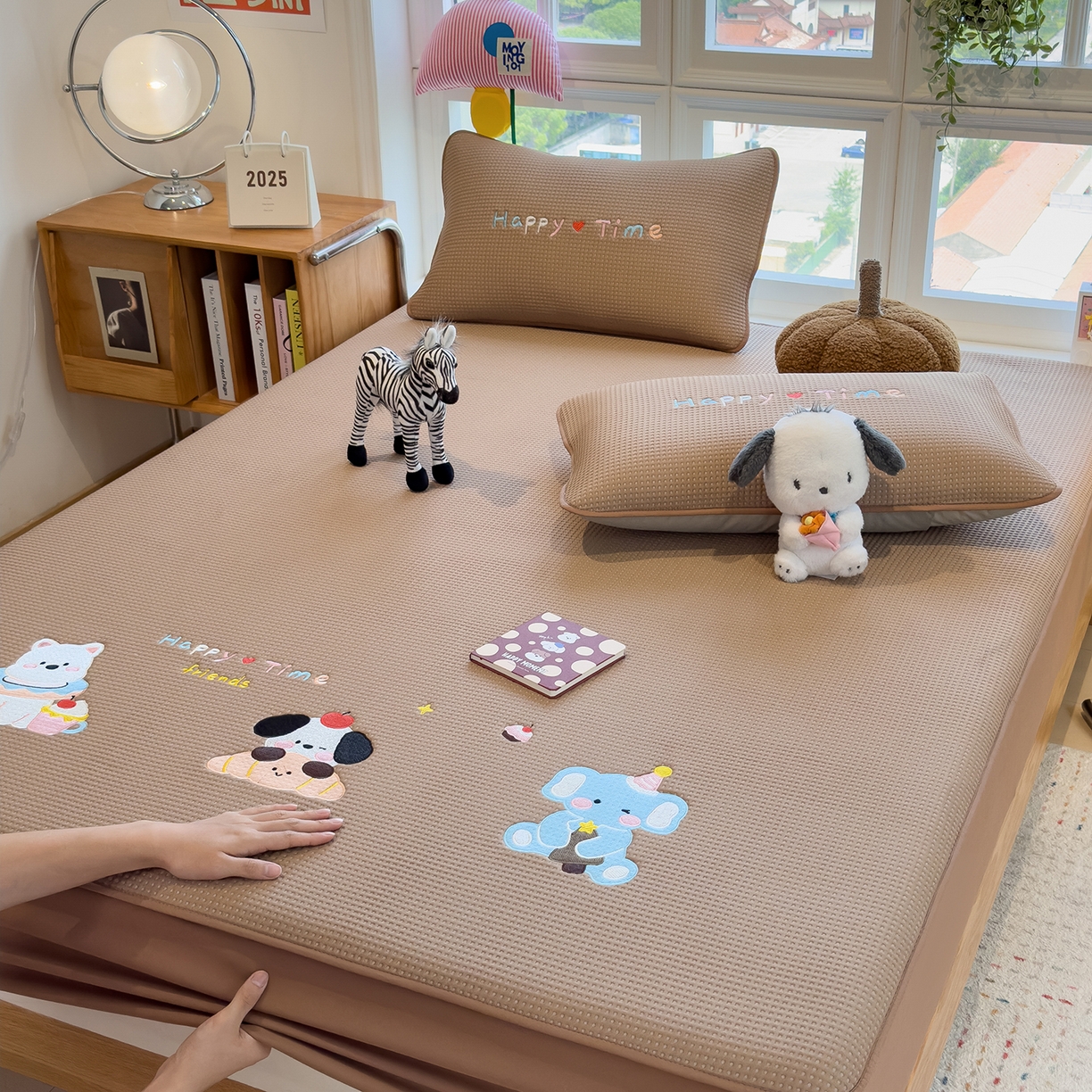 91家纺网 家纺一手货源 找家纺 雅诗帛 2025新款华夫格夹棉刺绣床笠单品卡通可爱学生宿舍单品单床笠床罩 童趣萌宠-焦糖咖