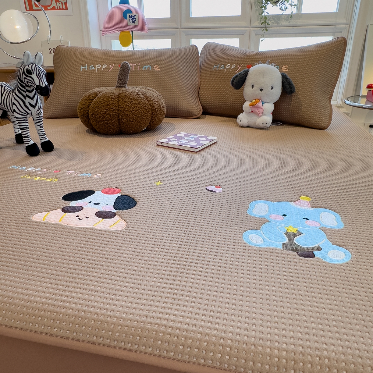 91家纺网 家纺一手货源 找家纺 雅诗帛 2025新款华夫格夹棉刺绣床笠单品卡通可爱学生宿舍单品单床笠床罩 童趣萌宠-焦糖咖