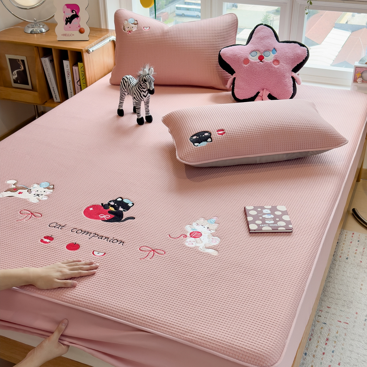 91家纺网 家纺一手货源 找家纺 雅诗帛 2025新款华夫格夹棉刺绣床笠单品卡通可爱学生宿舍单品单床笠床罩 萌趣小猫-雾纱粉